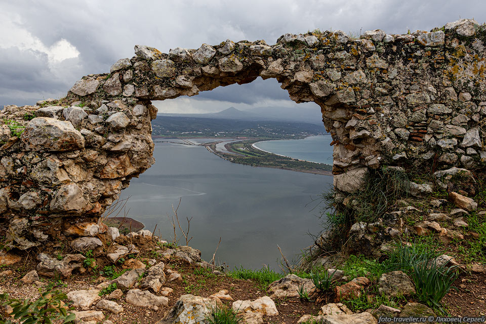 После поражения в битве при Модоне в августе 1500 года, крепость 
Палеокастро сдана без боя османскому султану Баязиду II.
Получила название Палеокастро (Старая крепость), после постройки Неокастро на южной 
стороне бухты.