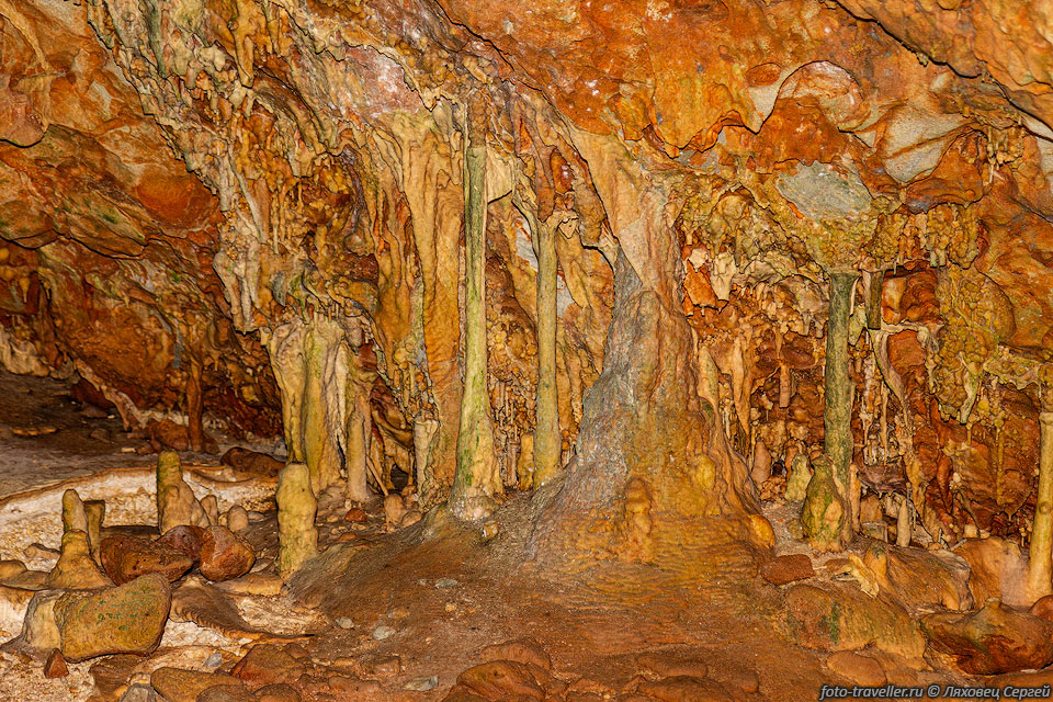 Разноцветные натеки в пещере 