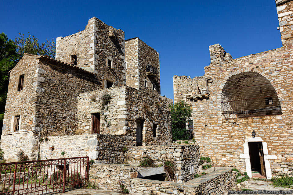 В поселении Ватия (Vathia) находится концентрация древних домов-башен.
