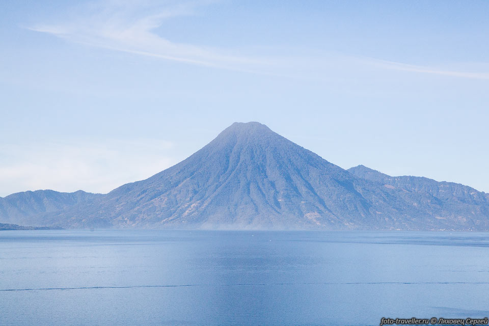 Рядом с озером находятся три конусообразных вулкана: Атитлан, 
Толиман и Сан-Педро