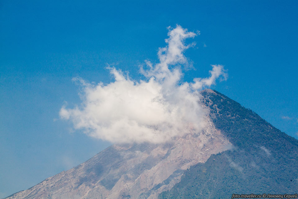 Облако возле вершины вулкана Санта Мария (Volcan Santa Maria, 
3976 м).