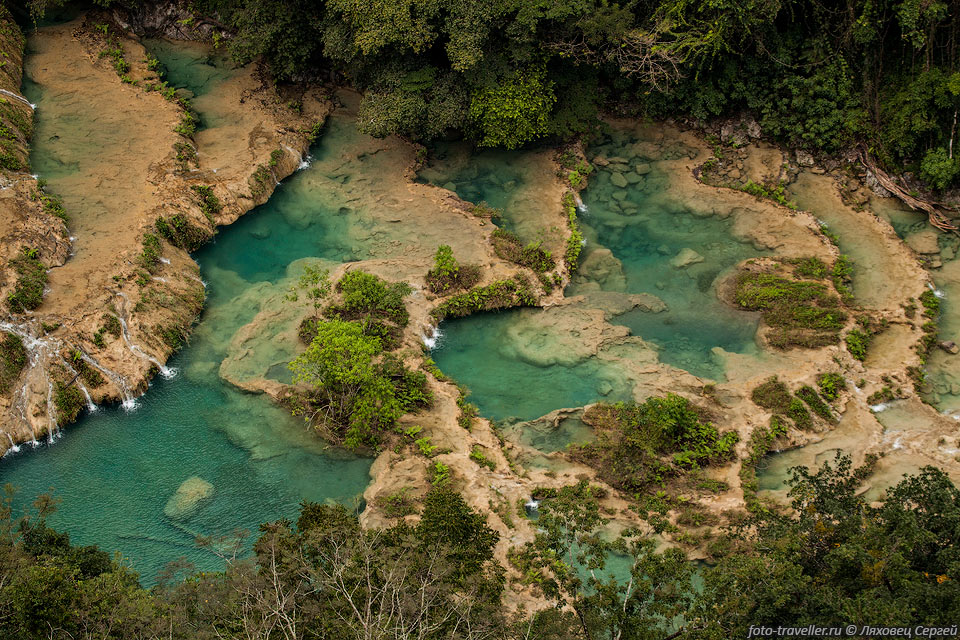 В Семук-Чампей основная река Кахабон (Rio Cahabon), уходит 
под землю на 340 метров по длине.
Часть воды течет поверху, создав большие и красивые гуровые бассейны в которых можно 
плавать.