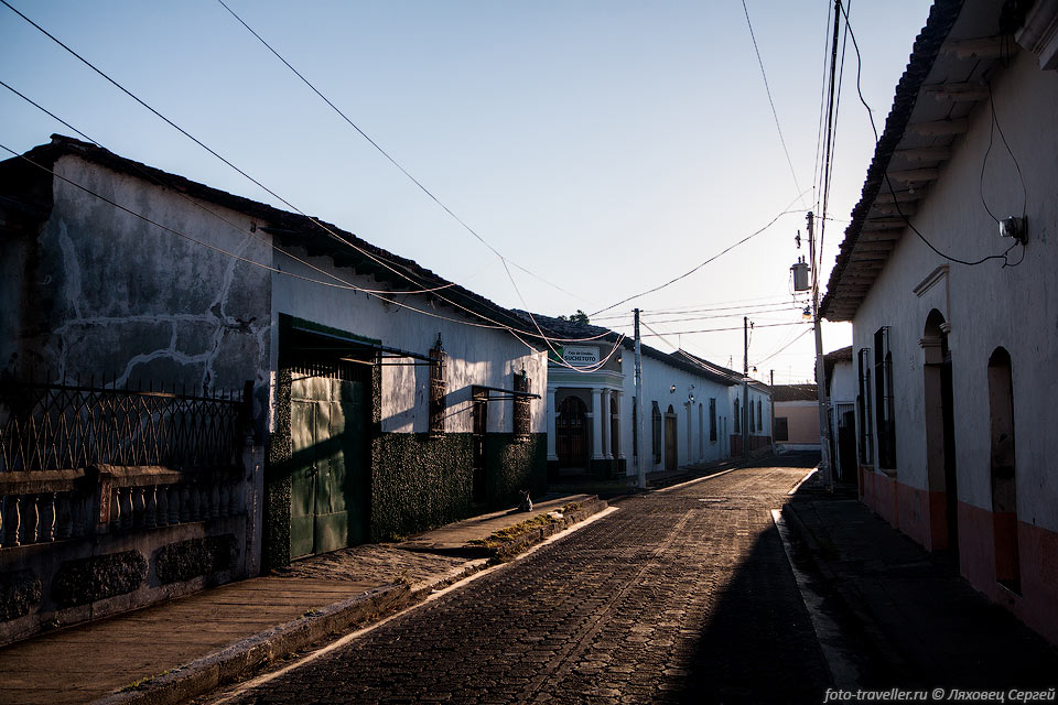 Город Сучитото считается самым красивым колониальным городом в 
Сальвадоре. 
В 1528 году была основана первая столица региона - Вилья-Сан-Сальвадор).
Мостовые, церкви, узкие улочки, старые двери - есть что посмотреть любителям старины.