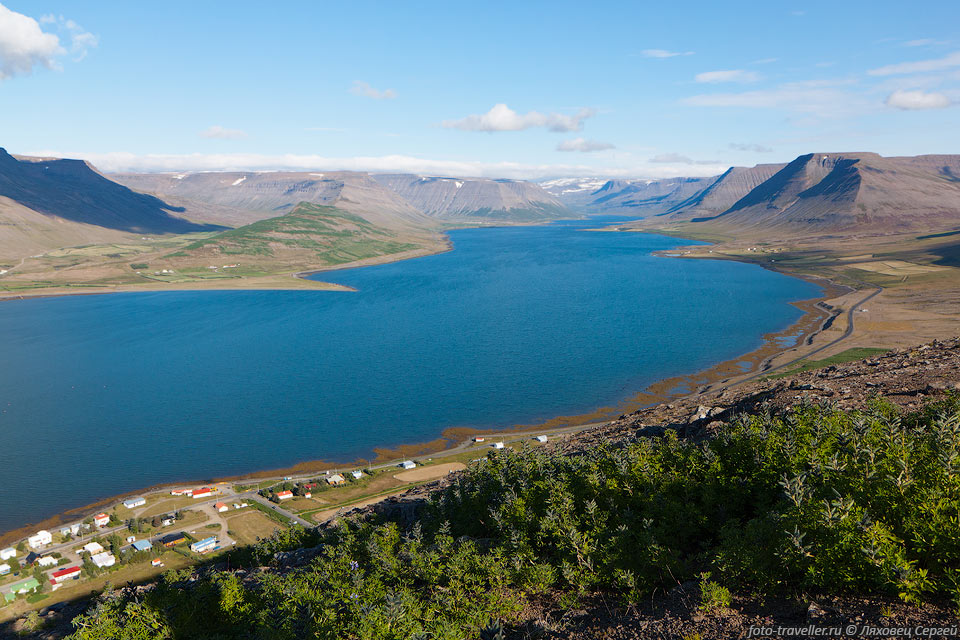 Вид на Дира-фьорд(Dýrafjörður) и поселок Тингейри (Þingeyri)