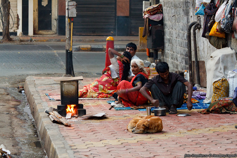 В Мумбаи люди живут прямо на улицах.
Где-то натянуты навесы, а где-то прямо у бордюра.
Готовят еду, спят, работают.