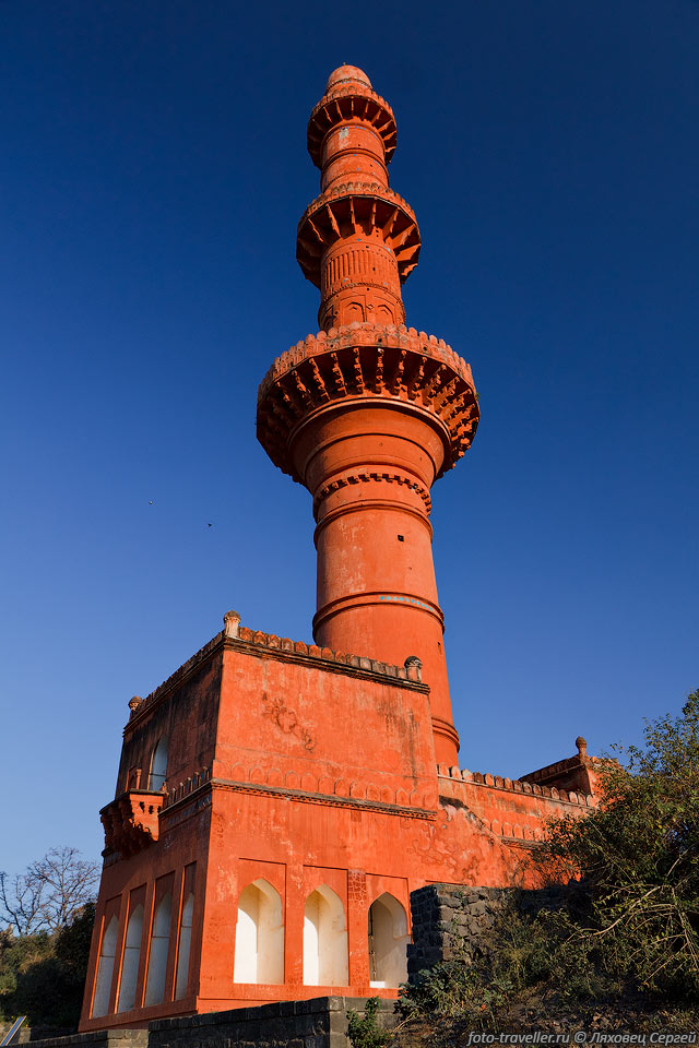 Минарет Чанд-минар (Chand Minar) в форте Даулатабад имеет высоту 
30 м.
Круглая, красивая башня Чанд-минар, возведена в 1445 году Ала ад-Дином Бахмани в 
знак его победы над городом.