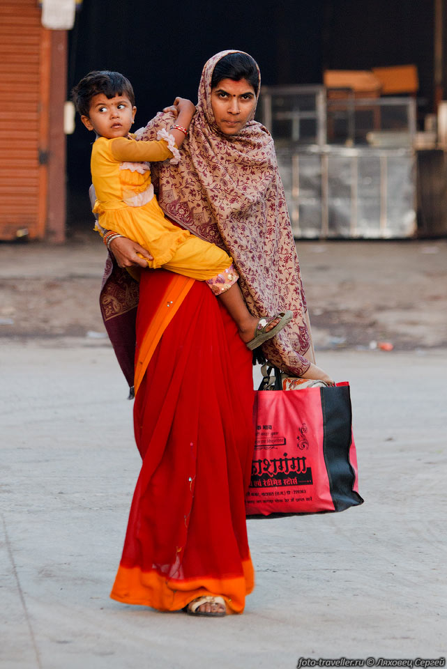 Индийская женщина с ребенком.
Средний возраст населения Индии составляет 24,9 лет.