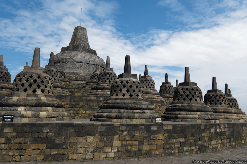 Боробудур (Borobudur) - древняя буддийская ступа, которой уже 
около 1200 лет.