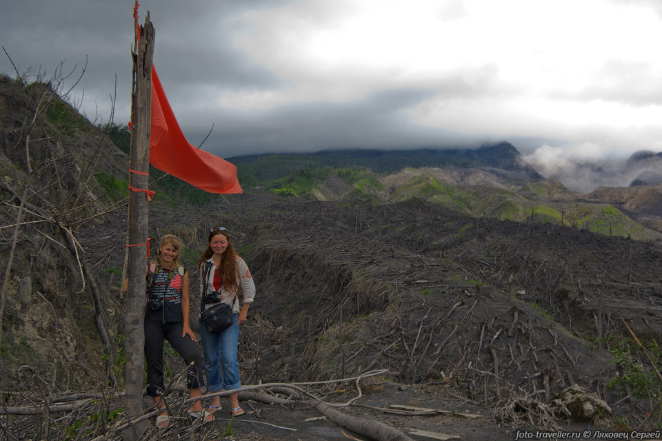 На этом месте когда-то был лес и была построена обзорная вышка 
для осмотра вулкана Мерапи.
Теперь она разрушена, и впрочем она уже тут уже и не нужна - леса тотоже нет.
Почему-то тут повесили красный флаг.