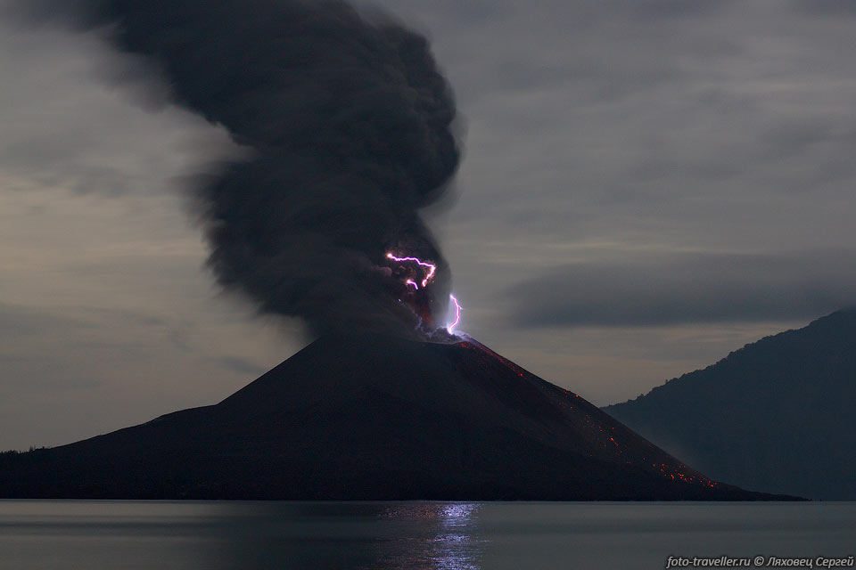 Вулкан извергался с периодичностью 5-10 минут.
Каждую секунду где-то на Земле происходит более 40 разрядов молний.