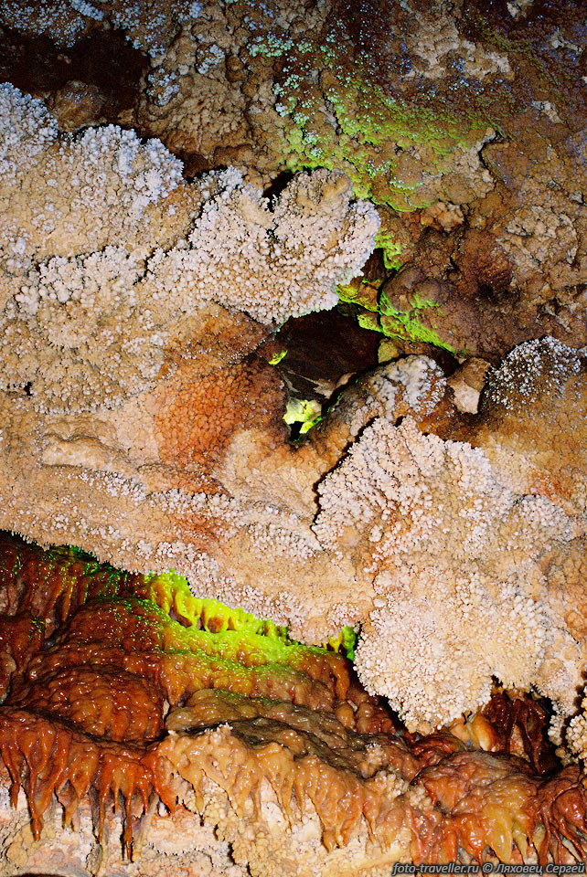 Разноцветная подсветка в пещере Алисадр.
В сезон сквозь пещеру пропускают до 10000 человек в день.
Сейчас кроме нашей группы посетителей больше не было.
