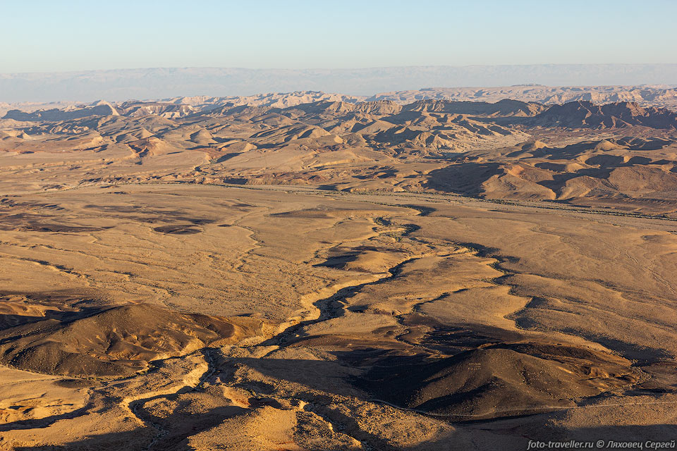 Засушливое известняковое плато Негев занимает всю южную территорию 
Израиля.
Плато изрезано эрозией, растительности практически нет, дождей тоже практически 
нет.
