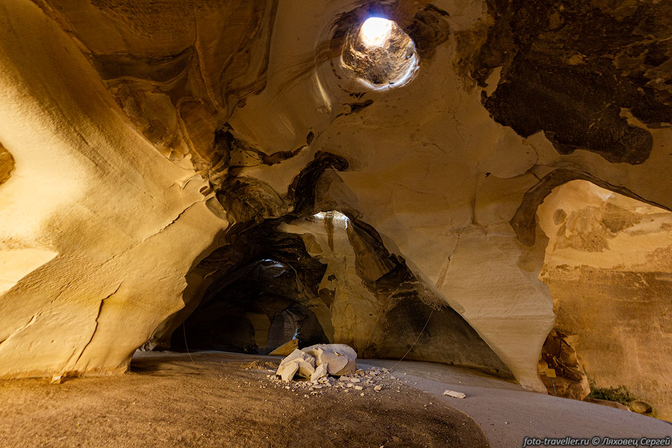 Пещеры Колокола (Паамон) (Bell Caves) по форме похожи на огромные 
колокола.
Местами обвалоопасны.
