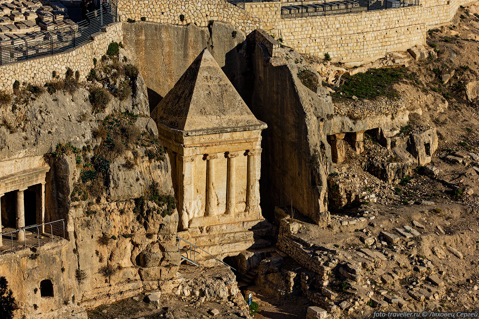 Захария - один из двенадцати ветхозаветных малых пророков.
Гробница Захарии - древний, высеченный из скалы монумент в Кедронской долине возле 
Храмовой горы.