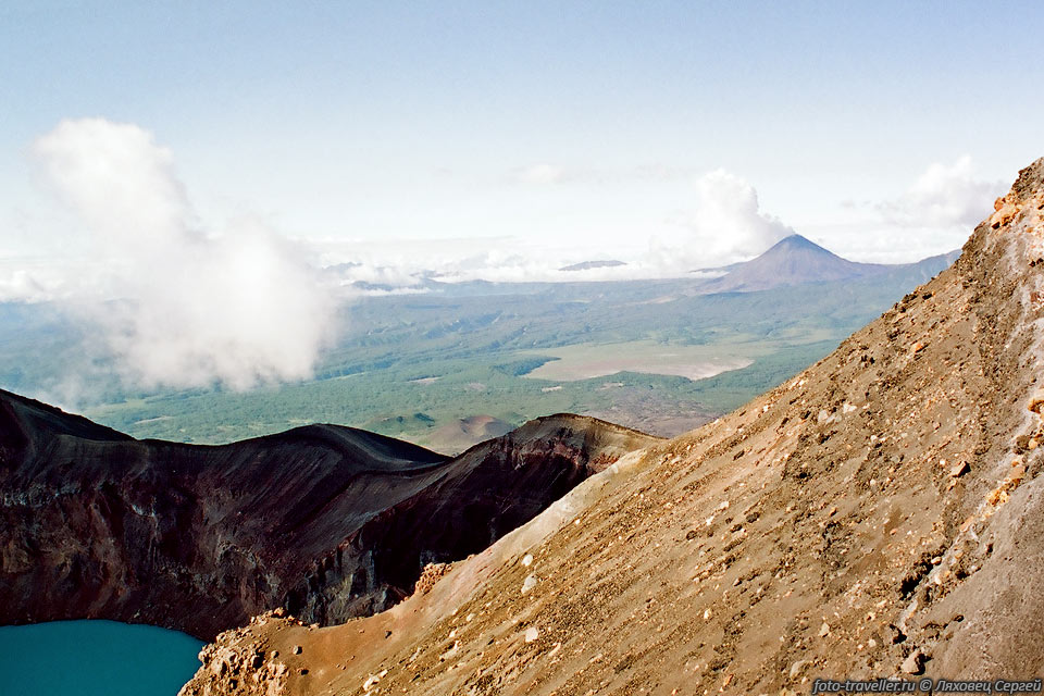 Вид с кромки вулкана Малый Семячик на сухое озеро Пересыхающее 
и дымящийся вулкан Карымский