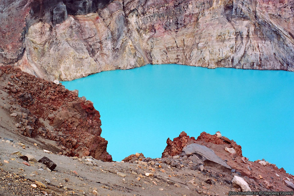Бирюза кислотного озера в кратере вулкана Малый Семячик.
Кажется, что кто-то просто закрасил озеро одним цветом.