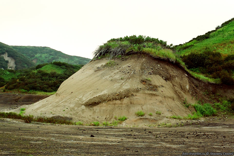 Берег озера Карымское, которое расположено в кальдере вулкана 
Академии Наук.
Растительность смыта локальным цунами.