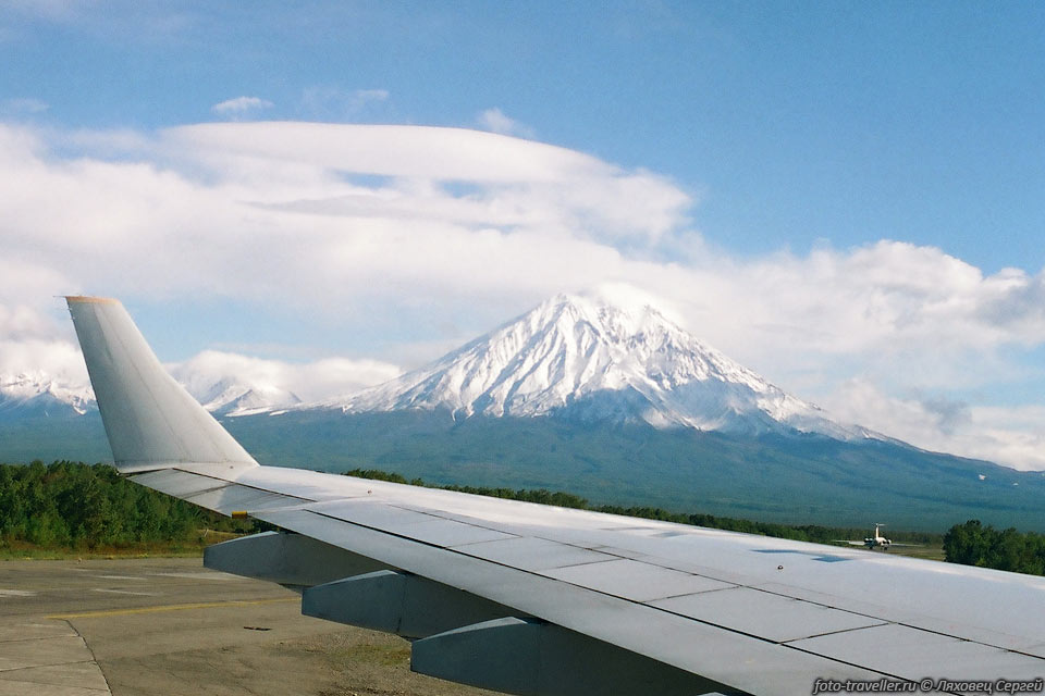 Вулкан над крылом самолета - после 40 дней на Камчатке мы улетаем 
домой