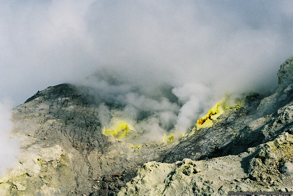 Жерла фумарол окружены отложениями серы и разложившимися вулканическими 
породами