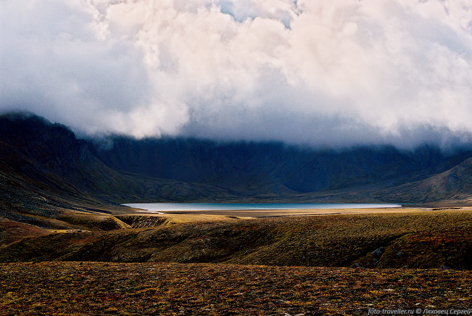 Озеро Теплякова окружено облаками и горами