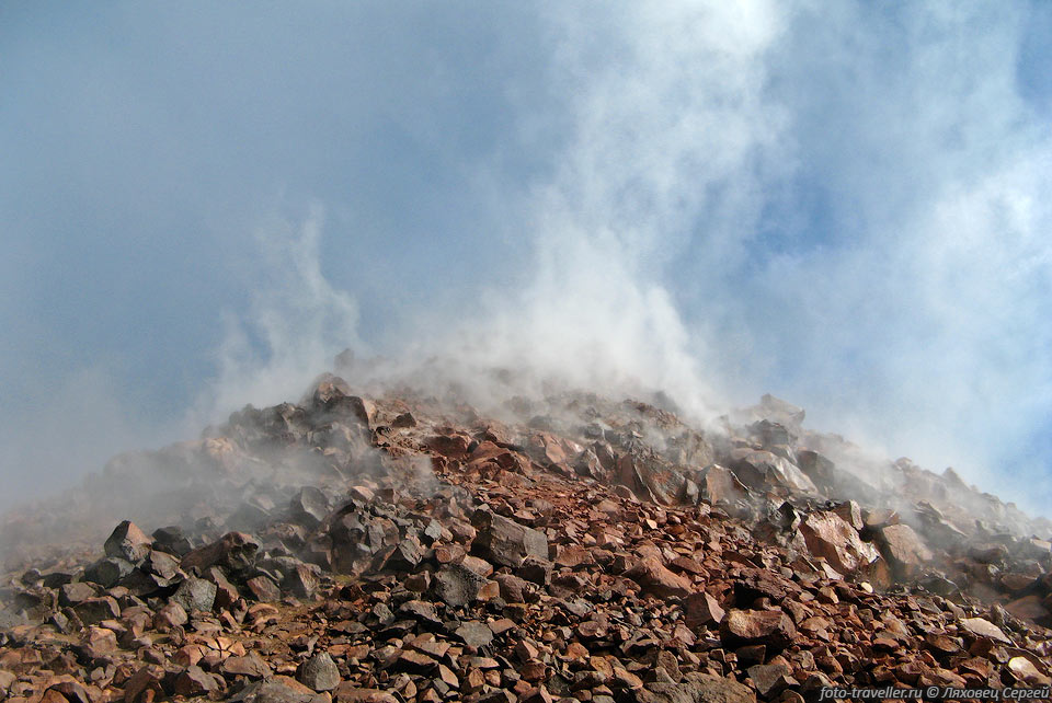 Фумарольная деятельность вулкана Кихпиныч приурочена к кратеру 
конуса Савича