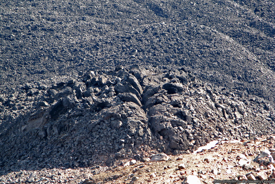 Застывшее жерло.
Самые молодые потоки лав вулкана Кихпиныч излились на южном склоне.