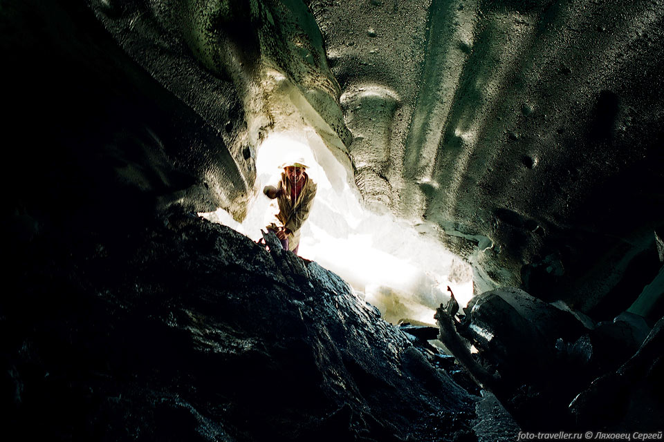 Пещера под ледником. 
С немного прозрачной крышей.