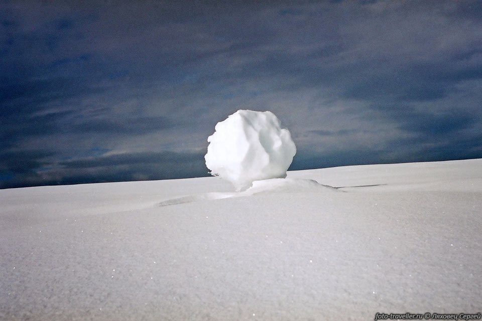 Ком снега - остаток лавины на плоской снежной поверхности