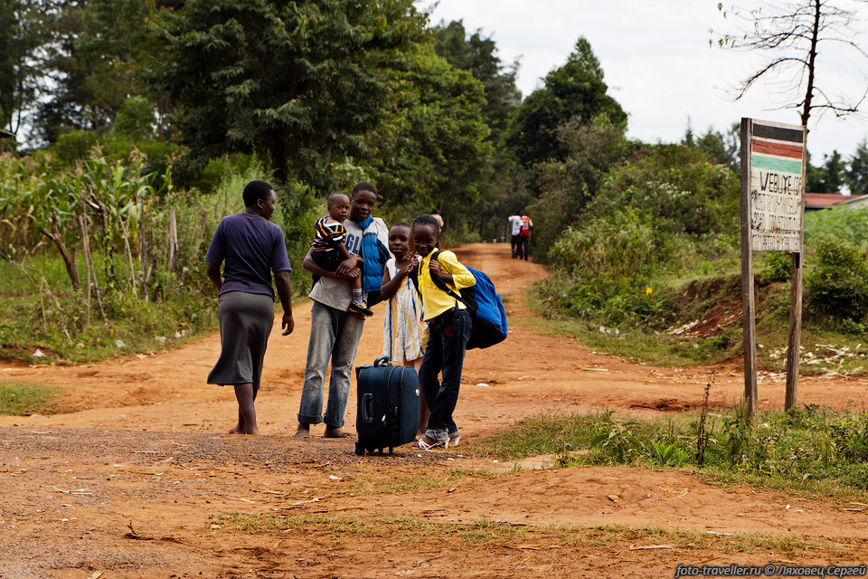 Цивилизованные кенийцы.
Со своими чемоданами они как-то не вписываются в пейзаж.
