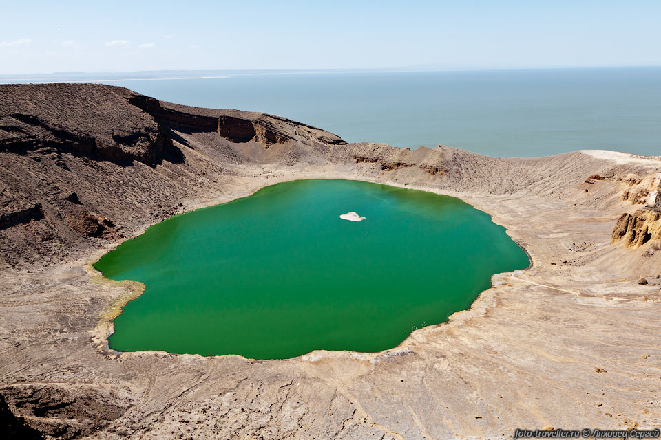 Озеро Фламинго (Flamingo Lake) в одном из кратеров вулкана Центральный 
остров.
Озеро расположено на севере острова и имеет диаметр примерно 450 м.