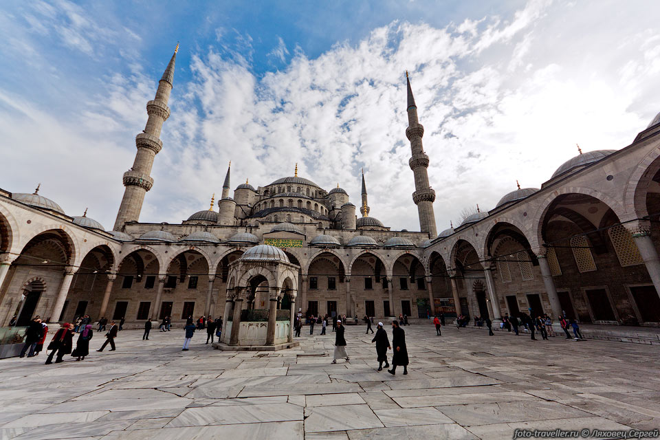 Голубая мечеть (Мечеть Султанахмет, Sultanahmet Camii) - одна 
из самых красивых мечетей Стамбула.
Мечеть насчитывает шесть минаретов и считается одним из величайших шедевров исламской 
и мировой архитектуры.
