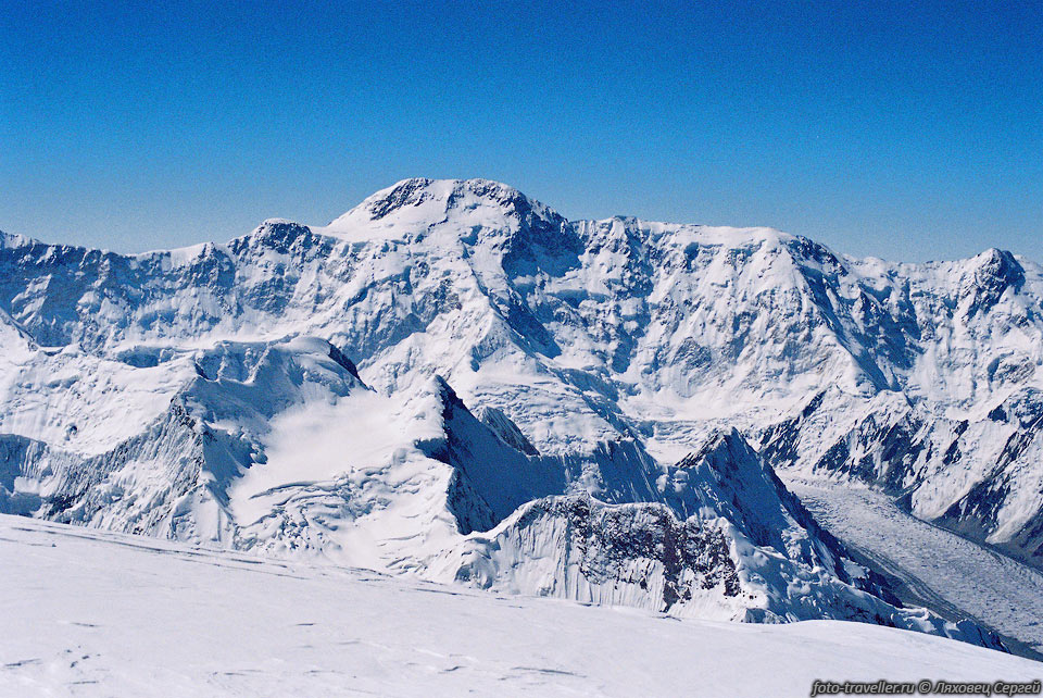 В сумме за 60 лет штурма на склонах пика Победы погибло более 
семидесяти альпинистов