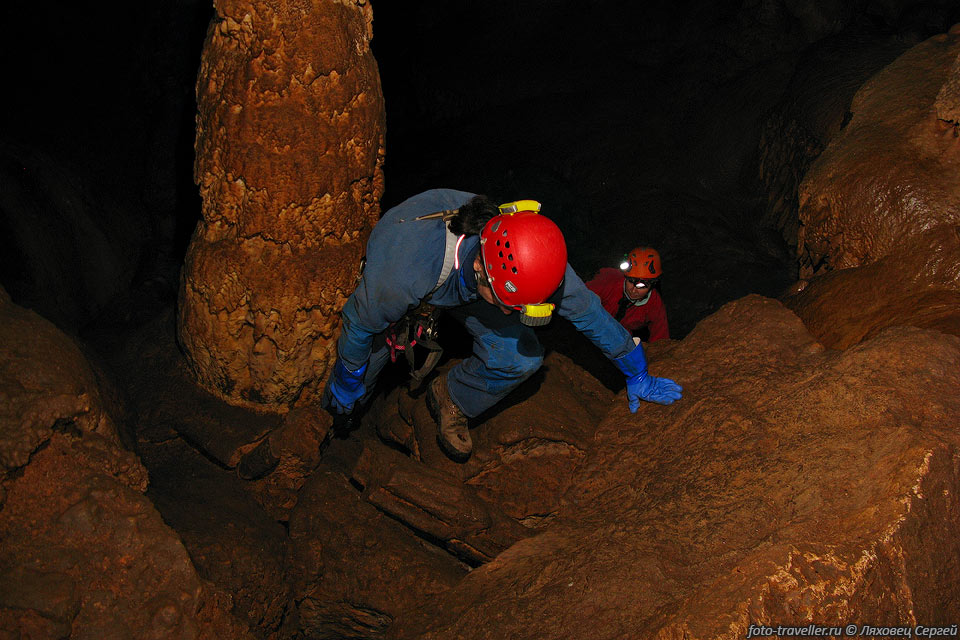 Глубина пещеры Кристальной 113 м. На дне пещеры большой 
крупноглыбовый завал, 
по которому можно спуститься примерно на 15 метров