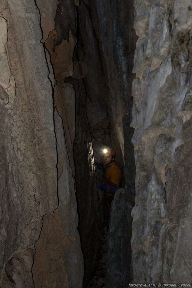 Пещера-трещина глубиной около 15 м