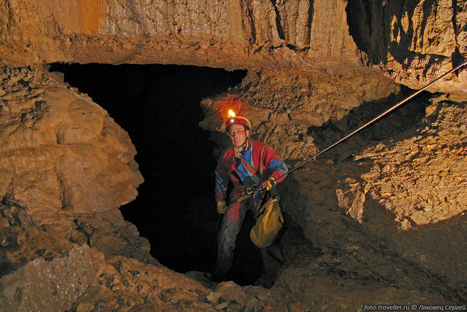 Пещера Паустовского имеет глубину 105 м.
На дне есть щель, куда утекает ручей, нужно вести расширительные работы.