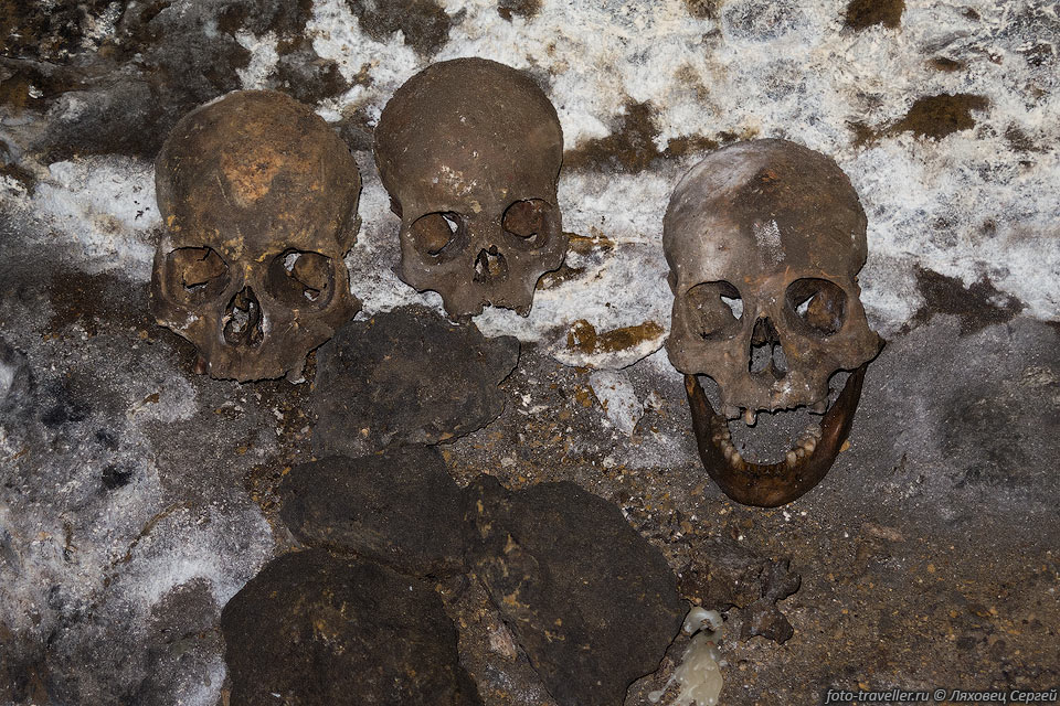 Человеческие черепа в пещере Сюндюрлю-Коба.