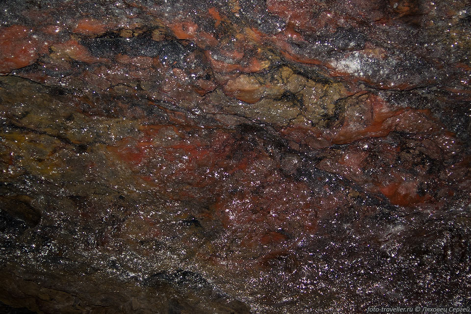 Некоторые стены пещеры покрыты разноцветными образованиями - 
красными, зелеными, желтыми, белыми, черными