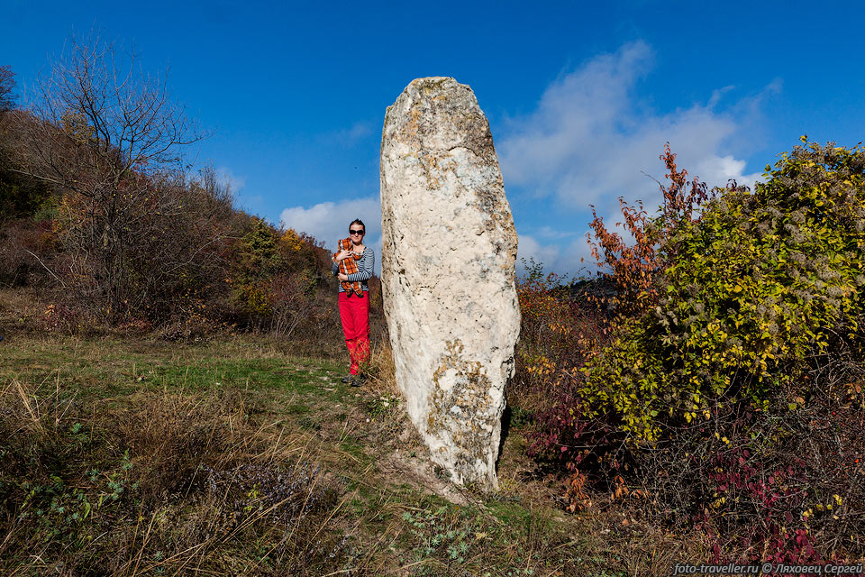 Бахчисарайский менгир - одиночный, вертикально стоящий кусок скалы 
установленный когда-то давно людьми,
со следами грубой обработки. Его высота около 4-х метров, ширина 2 м, толщина 0,6 
м.