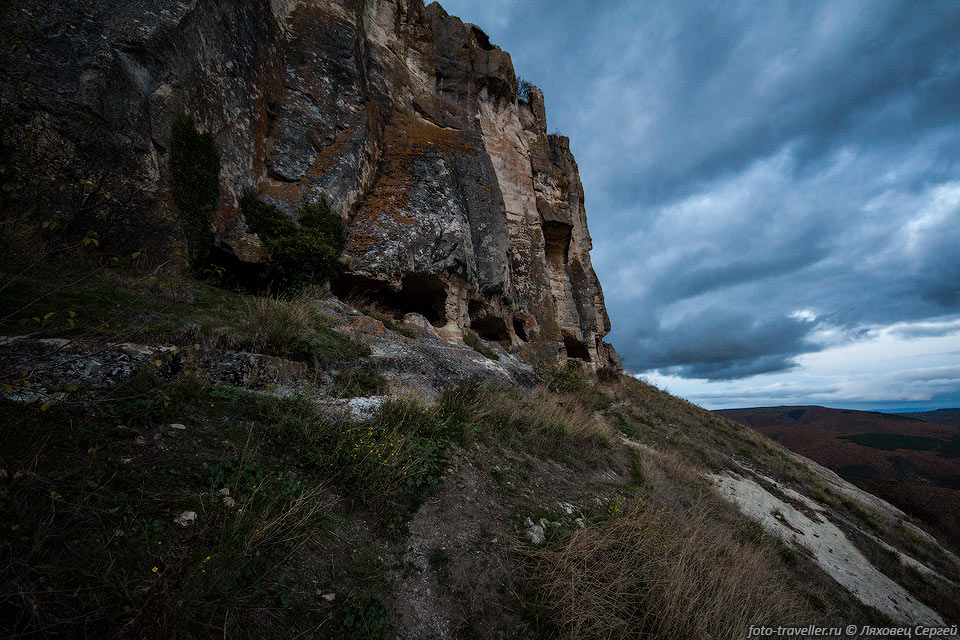 Средние пещеры расположены под обрывом Тепе-Кермен