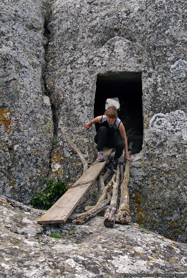 Мостик в дом.
Пещерный город Эски-Кермен основан в начале 6 века, скорее всего скифо-сарматами.
Название переводится с тюркского как "Старая крепость".