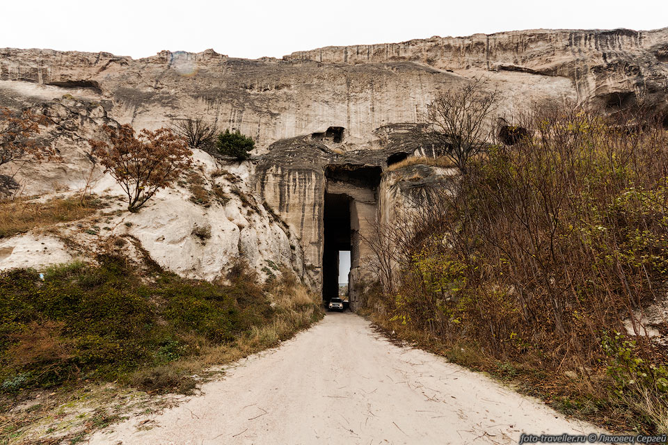 Каменоломни работают и сейчас. 
В известняковой скале прорублен узкий тоннель.