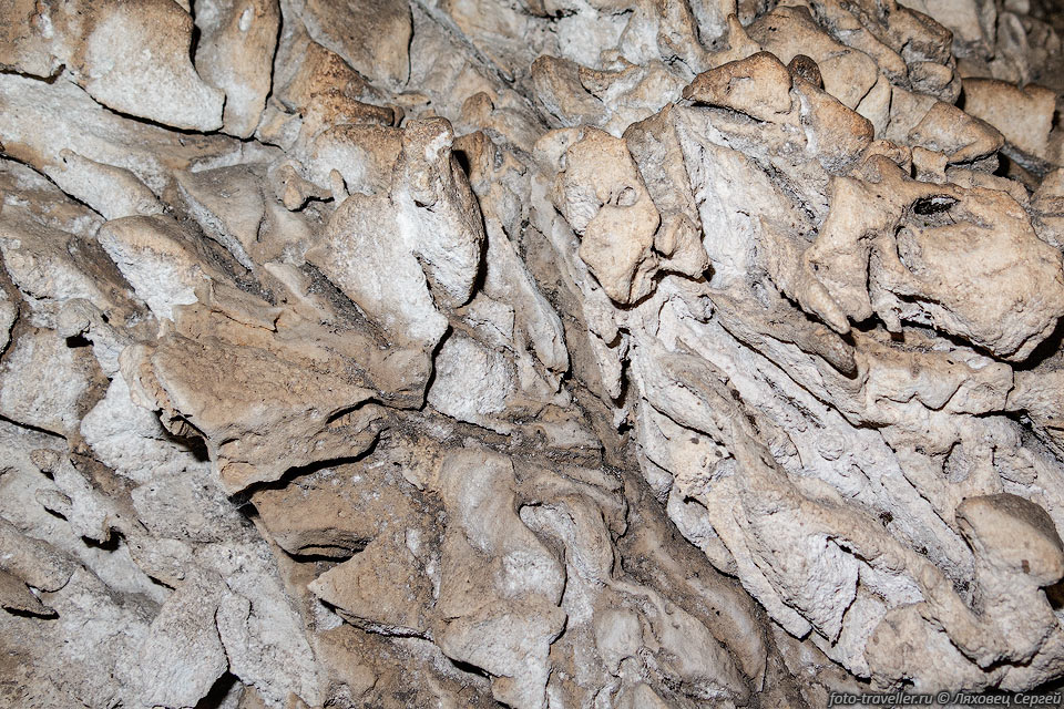 Изрезанные стены в пещере 442-1