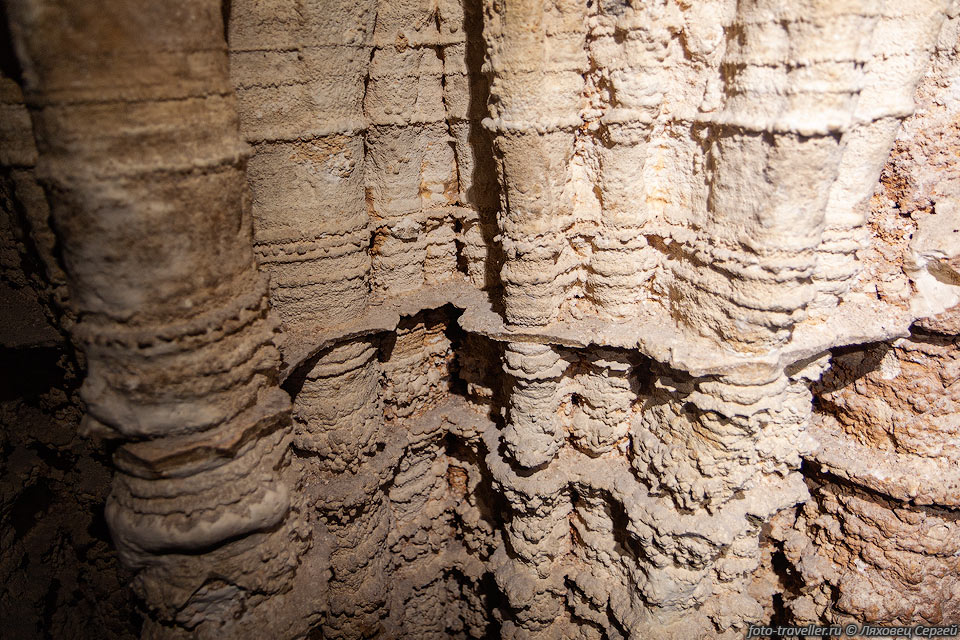 Бывшие уровни воды на стене пещеры Эмине-Баир-Хосар