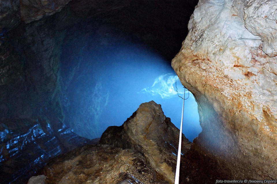 Синий свет Солнца. 
Пещера Бездонный Колодец.