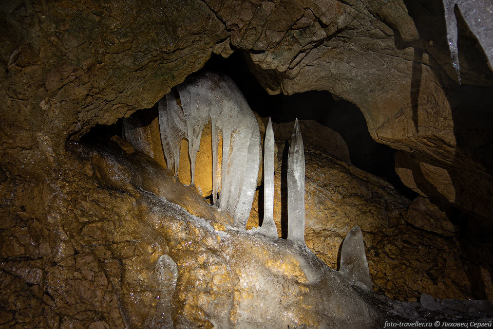 Лед в пещере Оленья ложная