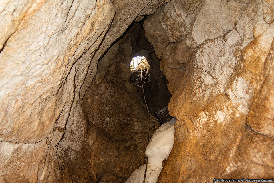 Наклонный ход в пещере 444-11