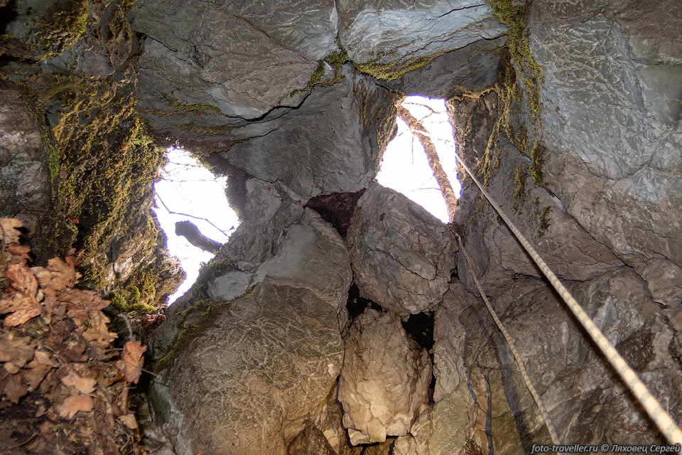 Два входа в пещеру 442-7
