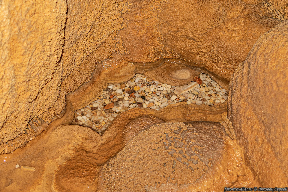 Боковой ход в верхней части пещеры Подснежник