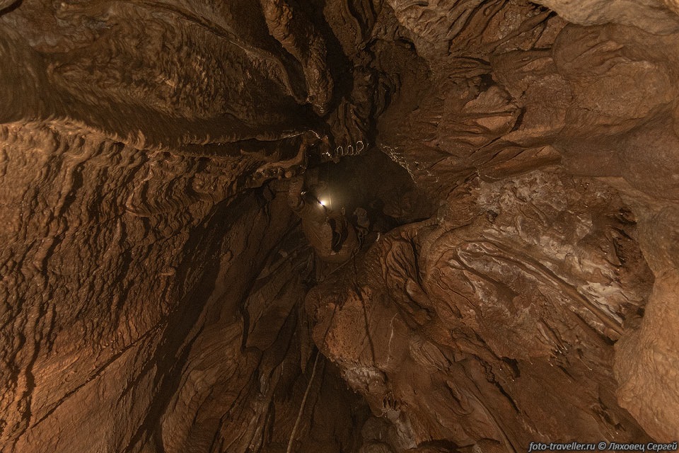 Второй и третий колодцы в пещере Подснежник богаты натечными образованиями
