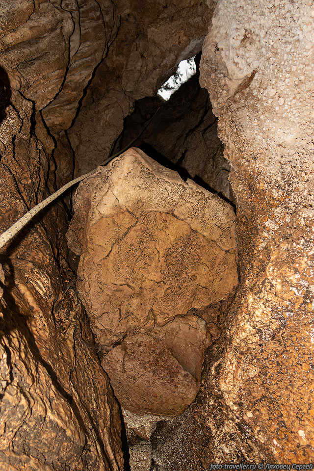 Расклиненый камень в пещере 449-12